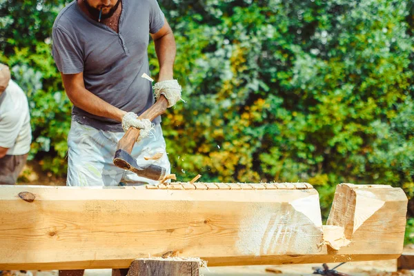 bir adam bir günlük keser