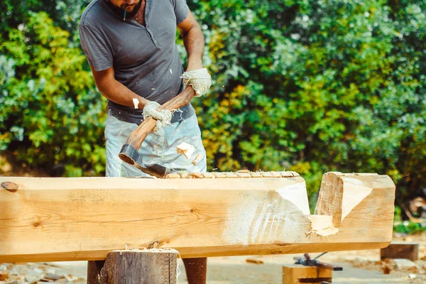 bir adam bir günlük keser