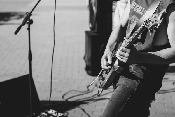 Novokuzneck, russland, 27.06.2017: der Gitarrist spielt auf der Straße — Stockfoto