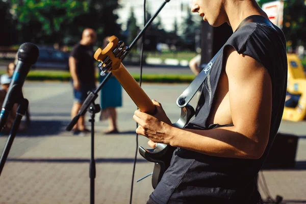 Novokuzneck, Rusland, 27.06.2017: de gitarist speelt op straat — Stockfoto