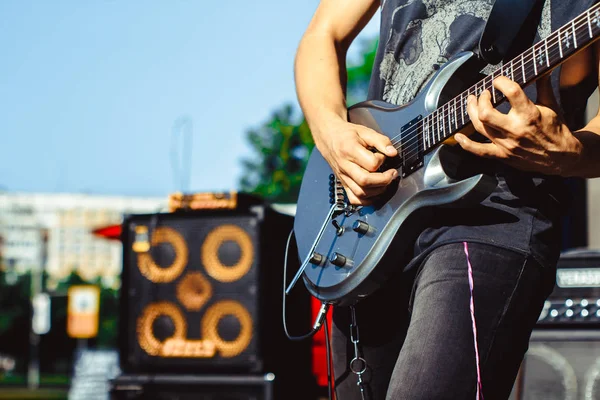 O guitarrista toca na rua — Fotografia de Stock