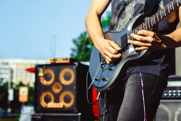 O guitarrista toca na rua — Fotografia de Stock