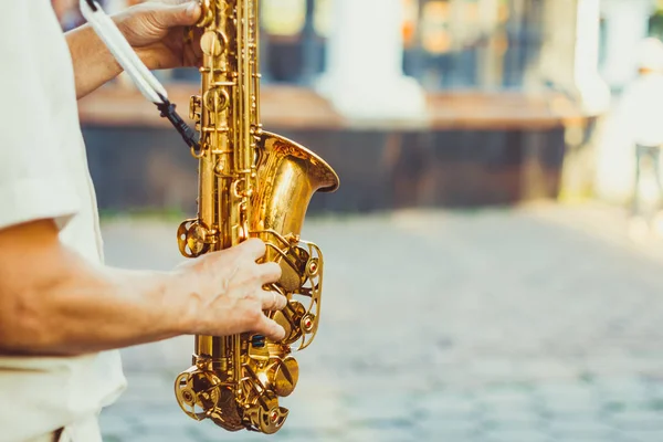 Saxophonist plays on the street — Stock Photo, Image