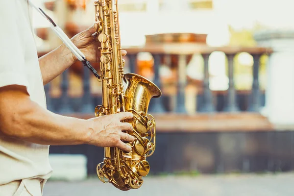Saxofonista juega en la calle — Foto de Stock
