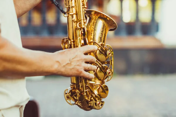 Saxofonista juega en la calle —  Fotos de Stock