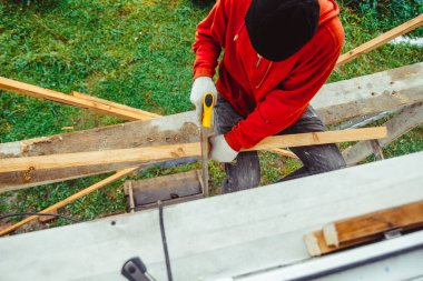 Binanın cephesinde bir işçi
