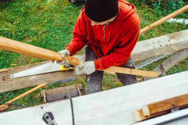 Binanın cephesinde bir işçi
