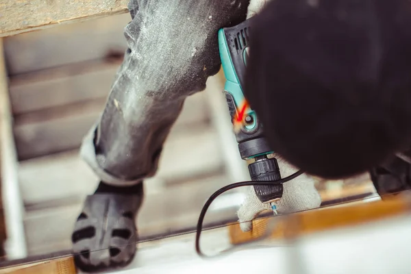 Turns screws screwdriver — Stock Photo, Image