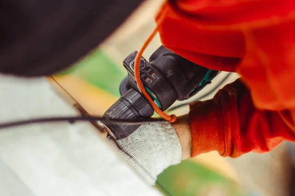 Turns screws screwdriver — Stock Photo, Image