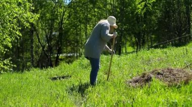 Çim bir tırmıkla temiz