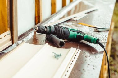 Yanında elektrikli tornavida vidaları yalan