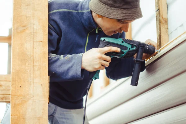 Installation of siding — Stock Photo, Image