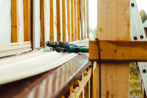 Screws lie next to the electric screwdriver — Stock Photo, Image