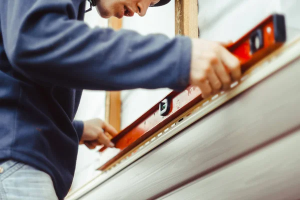 The worker measures the level — Stock Photo, Image