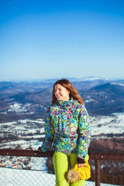 Kvinna på vintern berg — Stockfoto