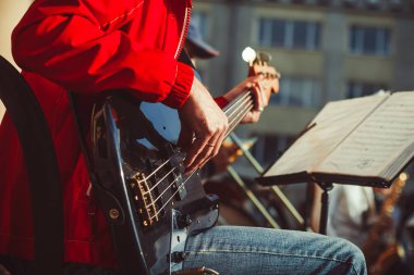Novokuzneck, Rusya Federasyonu - 13.08.2017: bas gitarist sokakta bir orkestra çalış