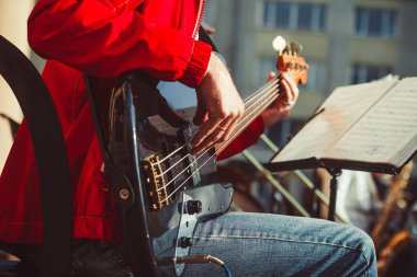 Novokuzneck, Rusya Federasyonu - 13.08.2017: bas gitarist sokakta bir orkestra çalış