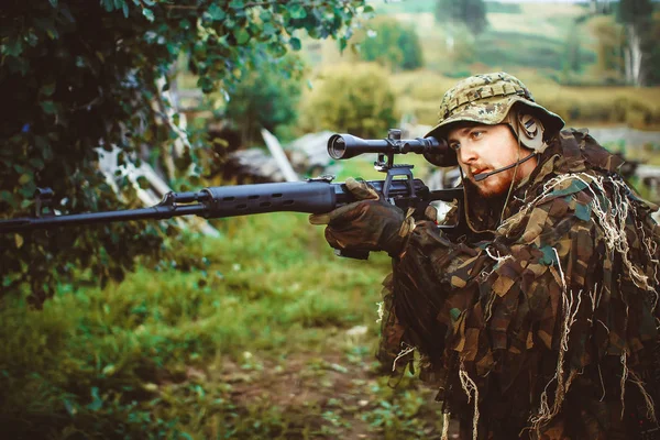 Ein Mann in einer Uniform Waffe — Stockfoto