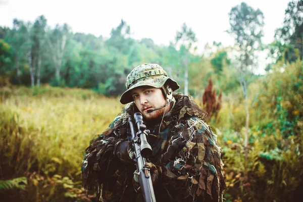 A man in a military uniform weapon — Stock Photo, Image