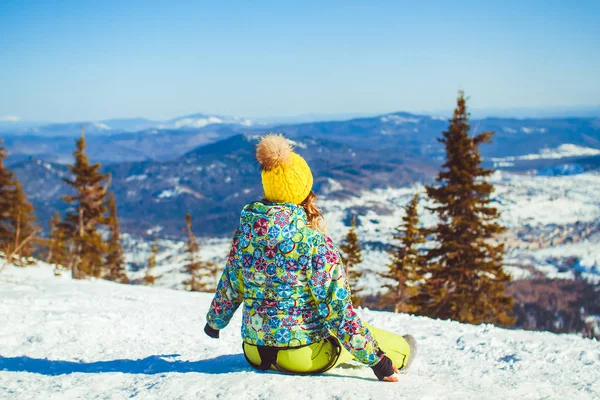 Das Mädchen sitzt im Winter oben — Stockfoto