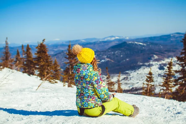 A lány ül a tetején, télen — Stock Fotó