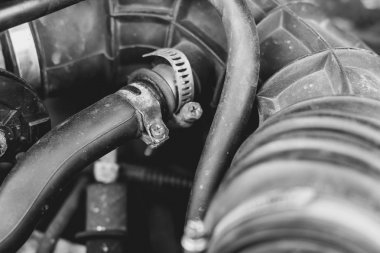 Bir yakından atış araba motoru hortumlar