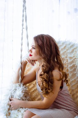 kadın stüdyoda bir salıncak üzerinde