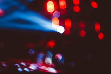 Projektörler bir konserde
