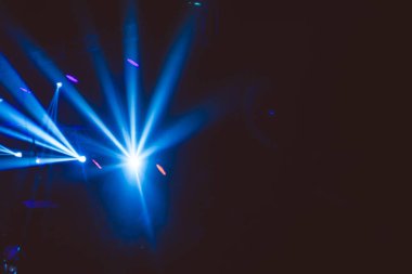 Projektörler bir konserde