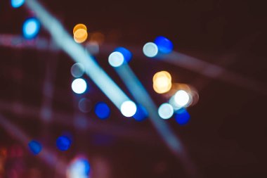 Projektörler bir konserde