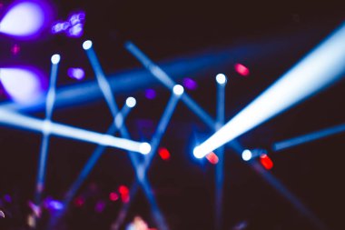 Projektörler bir konserde