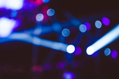 Projektörler bir konserde