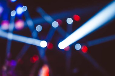 Projektörler bir konserde