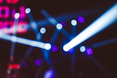 Projektörler bir konserde