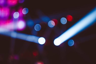 Projektörler bir konserde