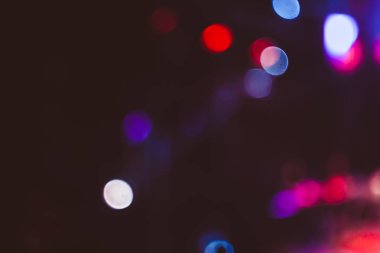 Projektörler bir konserde