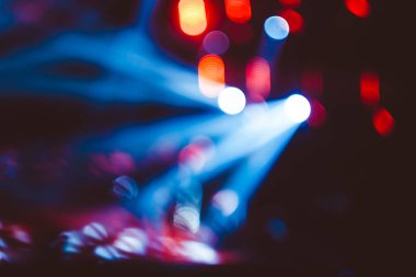 Projektörler bir konserde