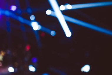 Projektörler bir konserde