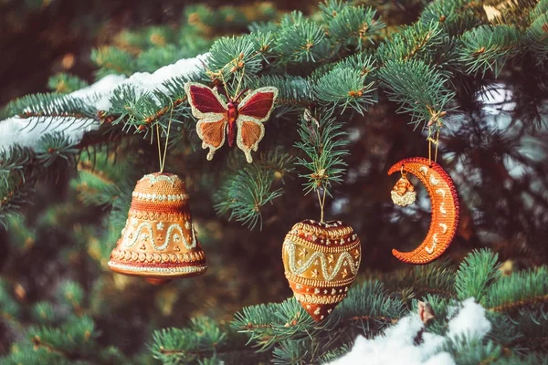 Christmas speelgoed opknoping op een tak — Stockfoto