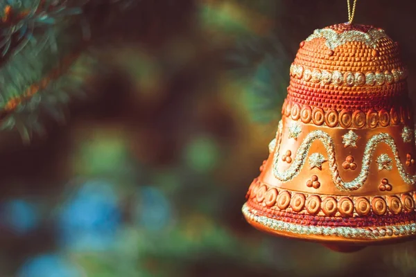 Christmas speelgoed opknoping op een tak — Stockfoto