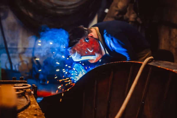 Metal Welding with sparks and smoke — Stock Photo, Image