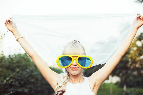 Mujer en gafas grandes — Foto de Stock