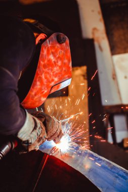 Kıvılcım ve dumanlı metal kaynaklama