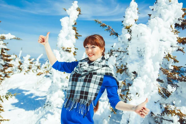 在冬天的女人显示类 — 图库照片