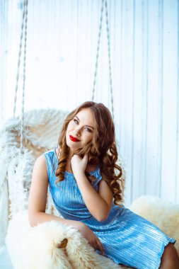 kadın stüdyoda bir salıncak üzerinde