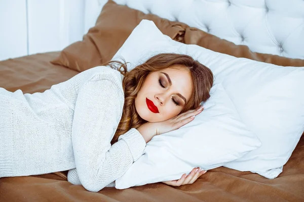 Schöne schlafende Frau — Stockfoto