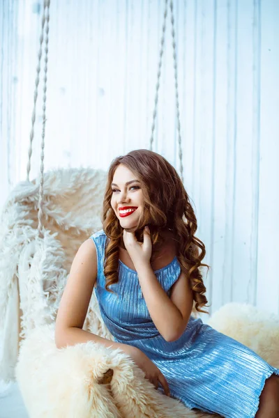 kadın stüdyoda bir salıncak üzerinde