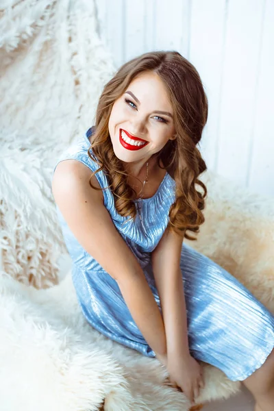 kadın stüdyoda bir salıncak üzerinde