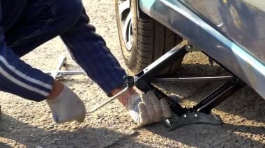 Rusya, Novokuzneck, 17.10.2017: adam tekerlekli bir araba değiştirme