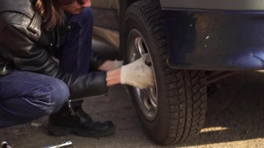 Rusya, Novokuzneck, 17.10.2017: adam tekerlekli bir araba değiştirme